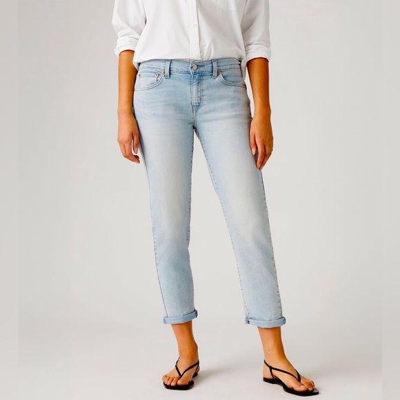 LEVI’S Mid Rise Boyfriend Light Wash - Picture 1 of 12
